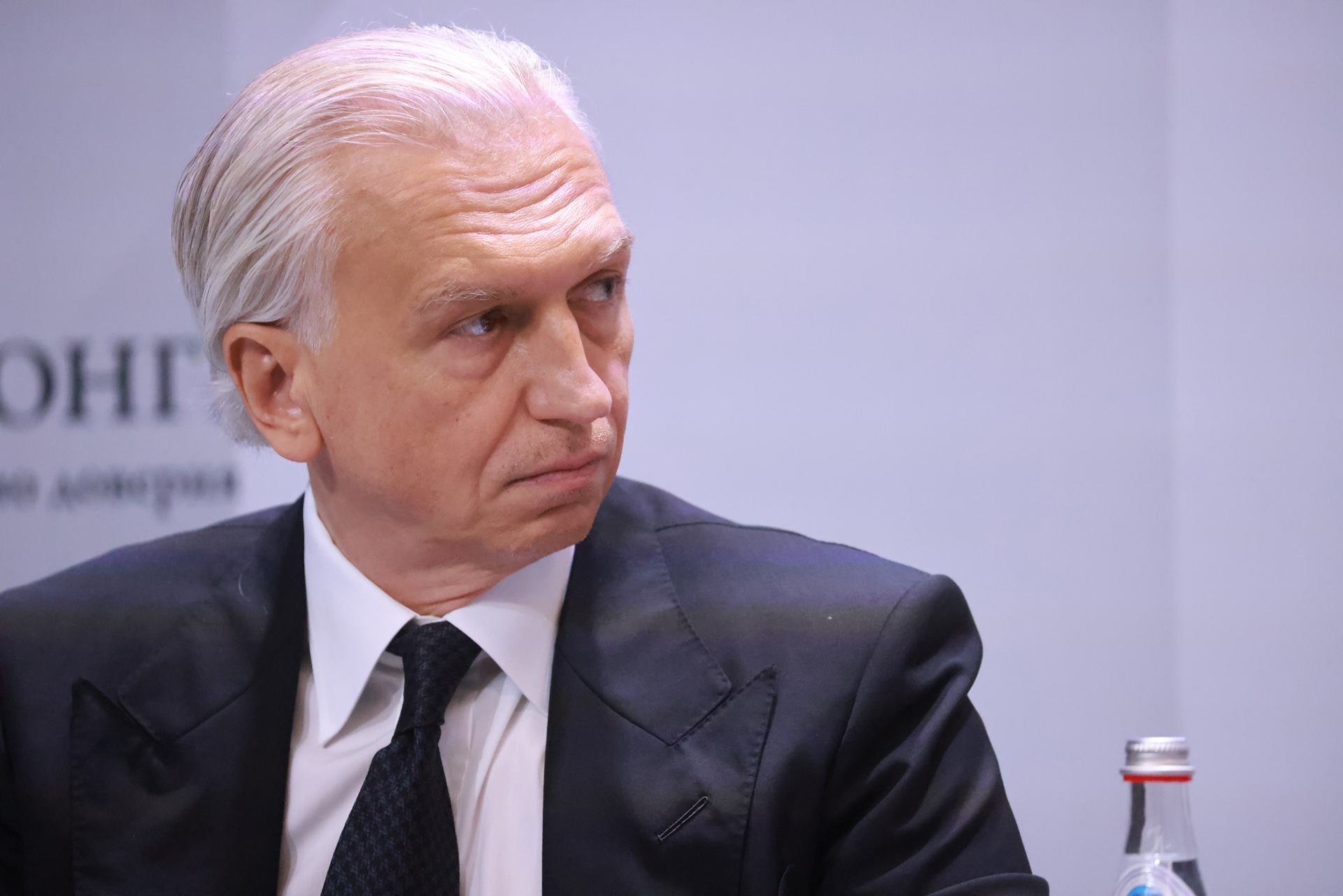 Председатель совета директоров «Газпром нефти» Александр Дюков на панельной сессии ПМЭФ-2026 «Глобальные энергосистемы: как мировой сектор энергетики реагирует на вызовы и риски». Фотограф: Иван Федоренко
