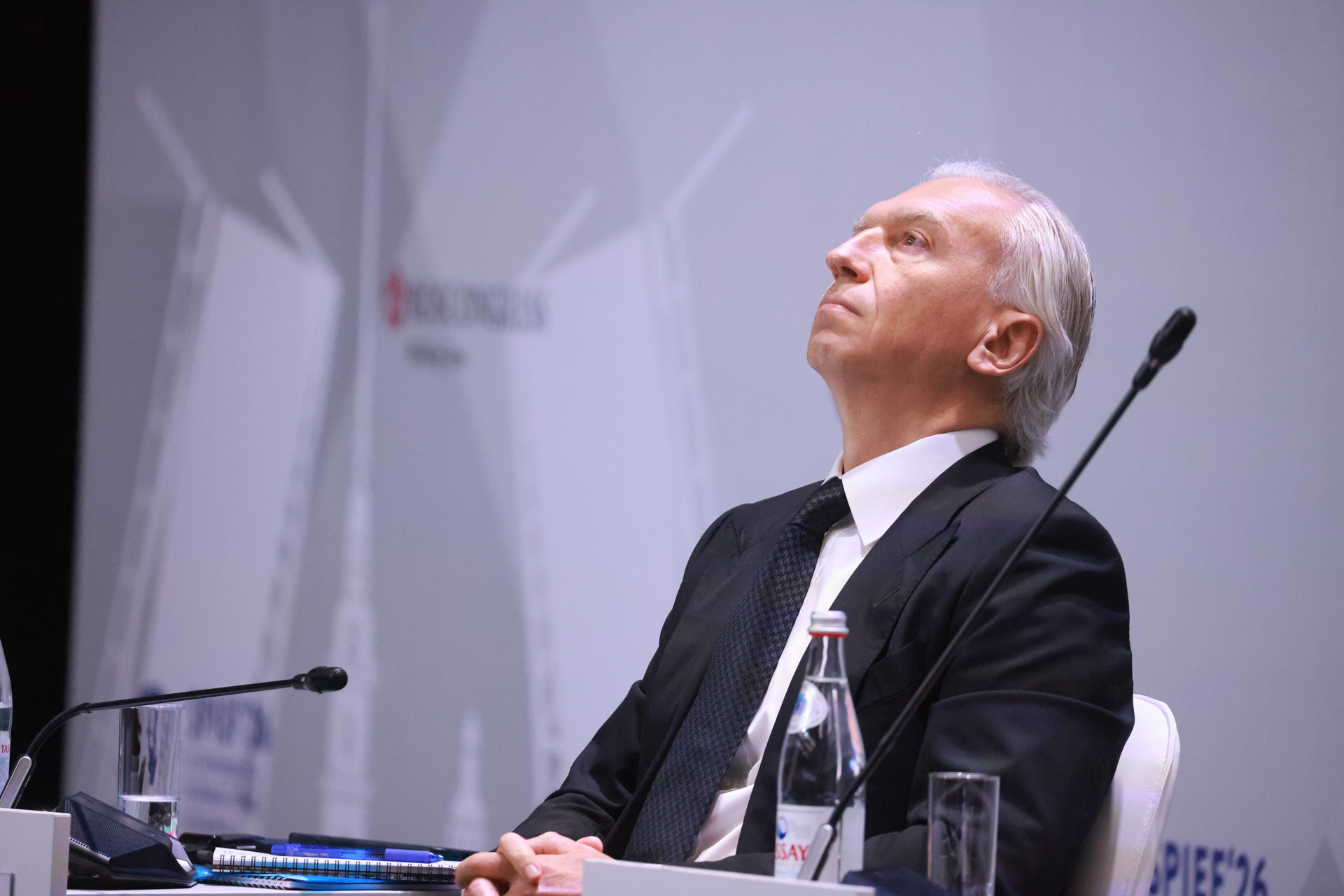 Председатель совета директоров «Газпром нефти» Александр Дюков на панельной сессии ПМЭФ-2026 «Глобальные энергосистемы: как мировой сектор энергетики реагирует на вызовы и риски». Фотограф: Иван Федоренко