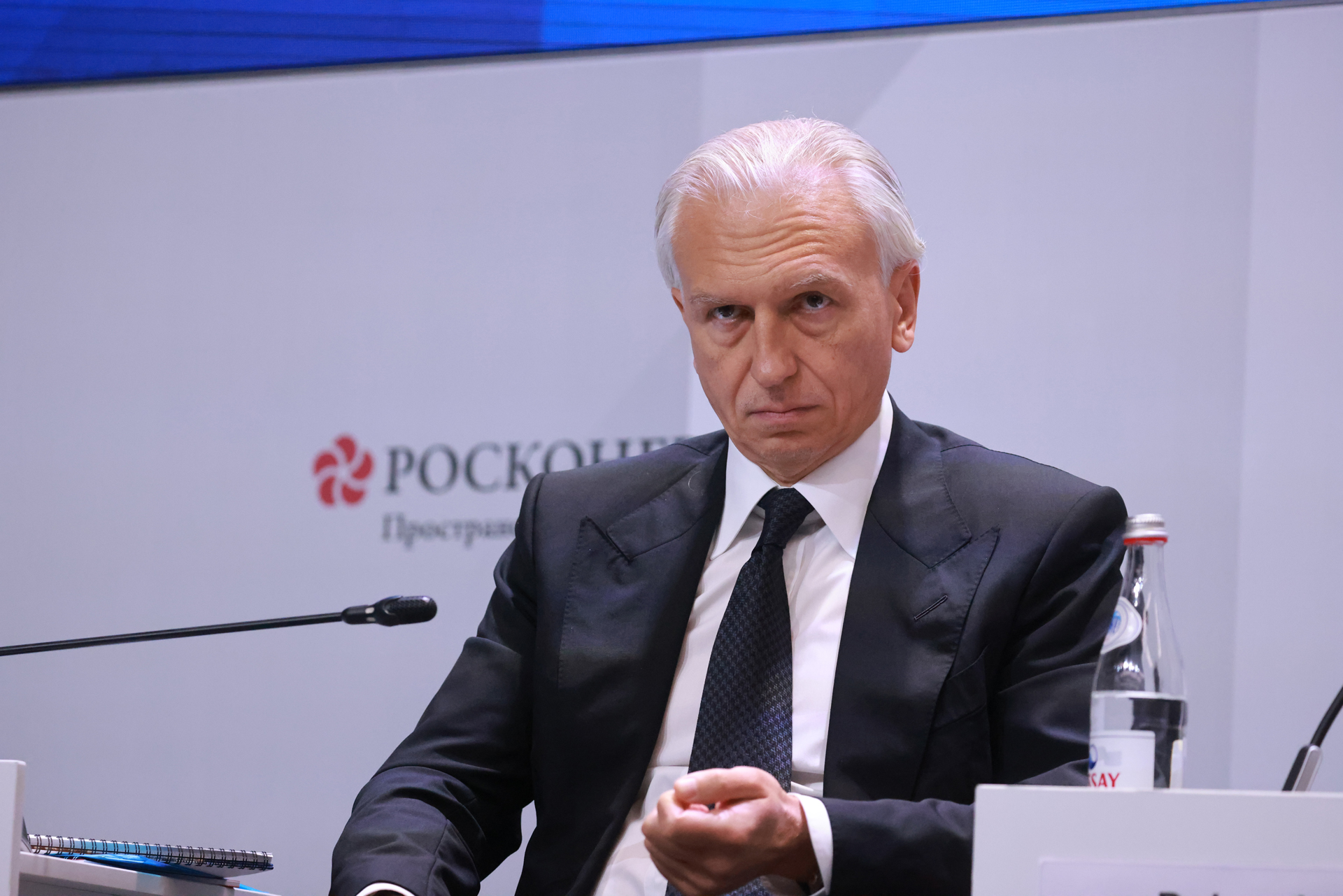 Председатель совета директоров «Газпром нефти» Александр Дюков на панельной сессии ПМЭФ-2026 «Глобальные энергосистемы: как мировой сектор энергетики реагирует на вызовы и риски». Фотограф: Иван Федоренко