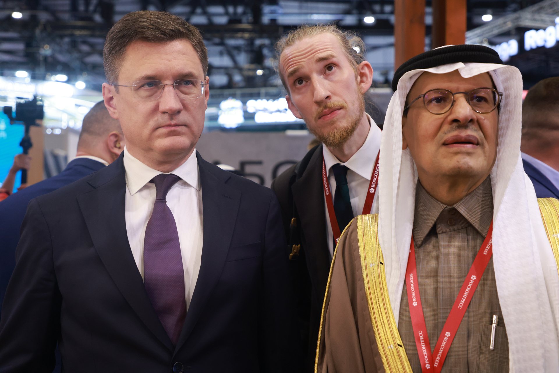 Александр Новак, Заместитель Председателя Правительства Российской Федерации и Абдулазис бин Салман Аль Сауд, Министр энергетики Королевства Саудовской Аравии, во время осмотра экспозиции ПМЭФ-2026. Фотограф: Иван Федоренко